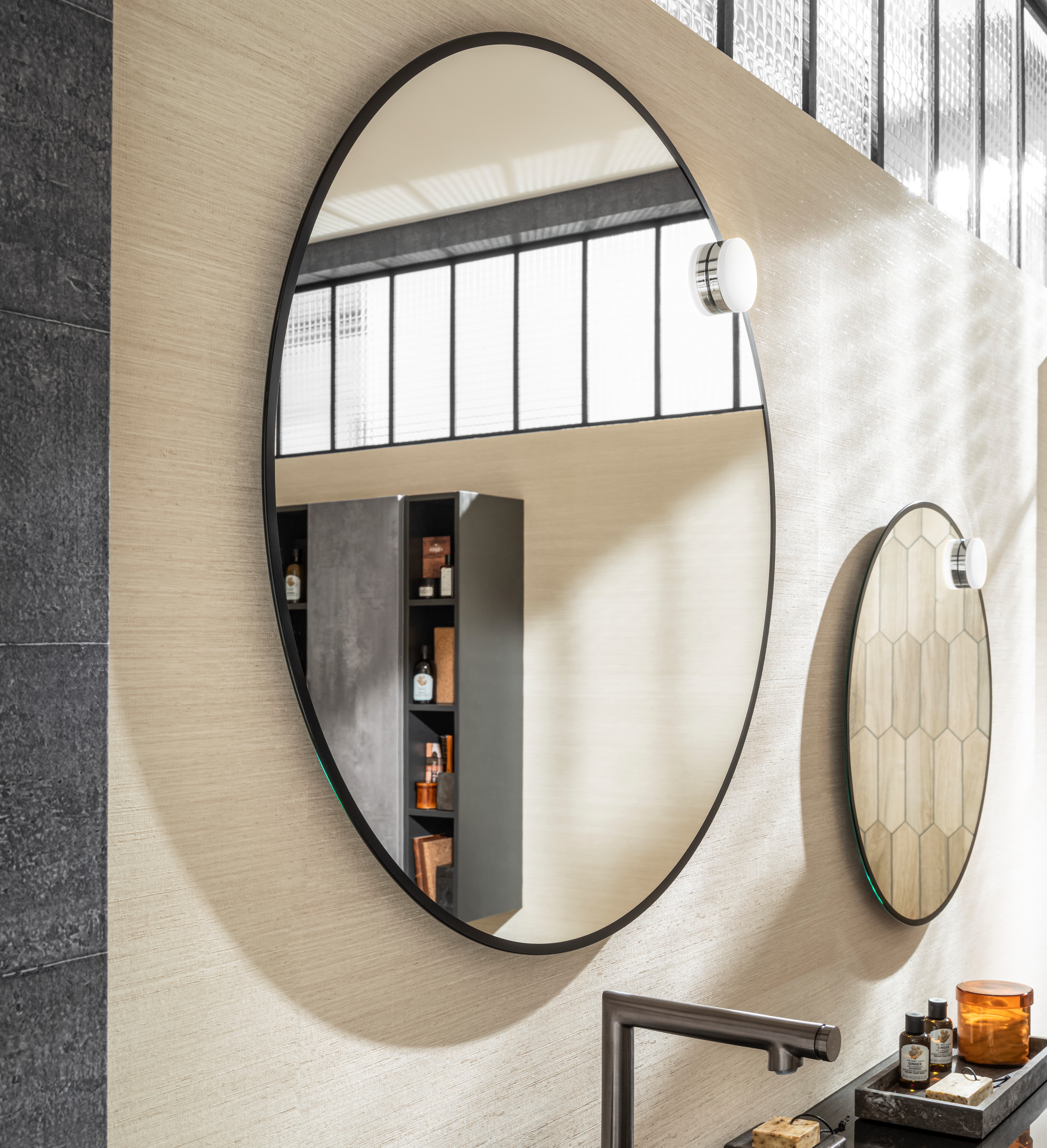 Miroir ovale double face Beauty monté au plafond - Miroirs