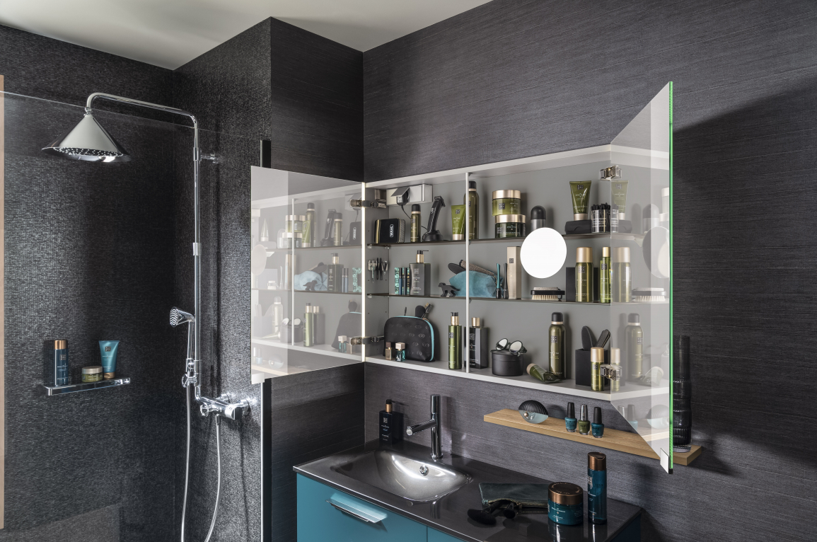armoire de toilette ouverte
