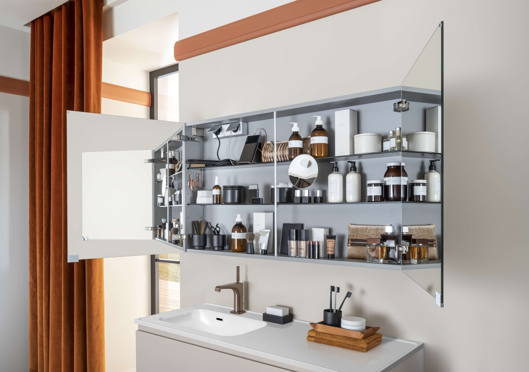 armoire de toilette ouverte